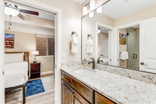 uma casa de banho com um lavatório e um espelho em Red Desert Villa em Hurricane