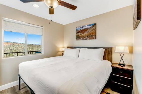 um quarto com uma cama branca e uma janela em Red Desert Villa em Hurricane
