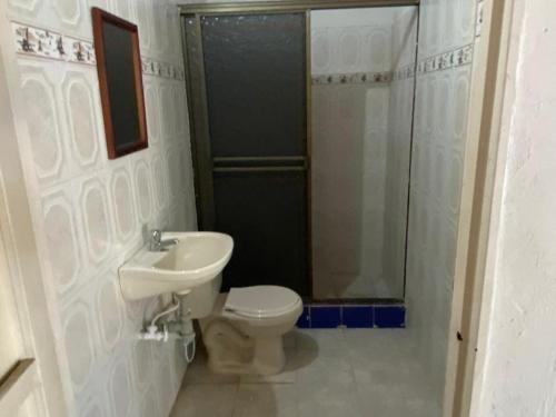 a bathroom with a toilet and a sink and a shower at Finca Esperanza - Girardot - El Espinal in El Espinal