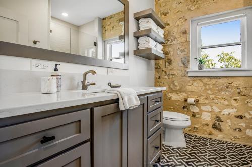 een badkamer met een wastafel en een toilet bij Fredericksburg Mill in Fredericksburg