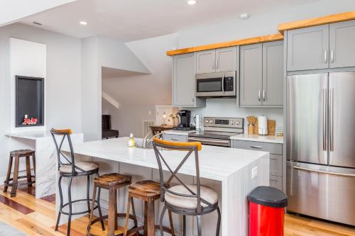 Dapur atau dapur kecil di Old Lytle Cove Rd - Upper & Lower