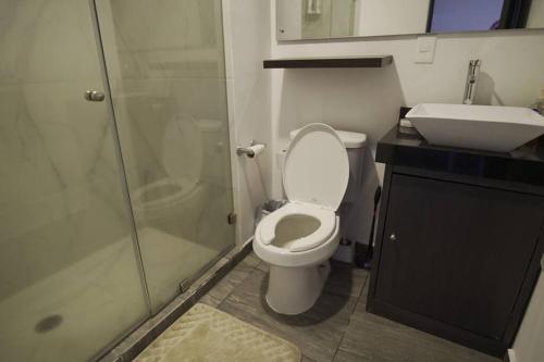 Un baño con ducha, inodoro y lavabo. en Great location, nice apartment Polanco, en Ciudad de México