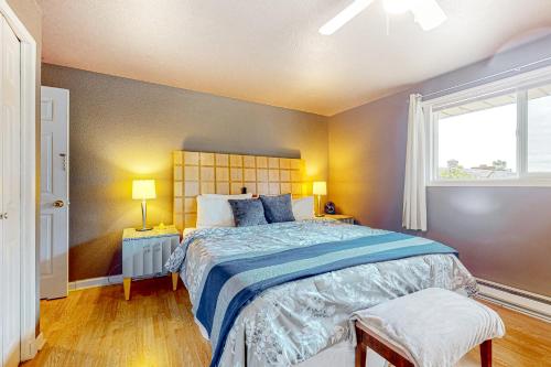 Un dormitorio con una cama grande y una ventana en Harbor Haven Retreat, en Oak Harbor