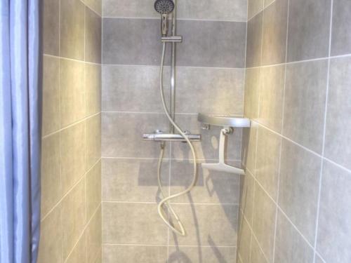 Koupelna v ubytování Gîte avec jardin clôturé et poêle à bois en Touraine - FR-1-381-481