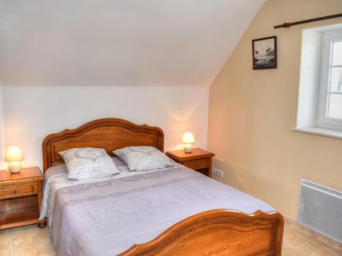 una camera con letto in legno e 2 comodini di Gîte Rilly-sur-Vienne, 4 pièces, 6 personnes - FR-1-381-481 a Rilly-sur-Vienne