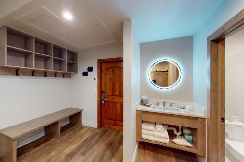 bagno con lavandino e specchio di Lion Square Lodge South 257 a Vail