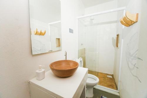 uma casa de banho com uma tigela de madeira em cima de um lavatório em Casa Mar Taíba em São Gonçalo do Amarante