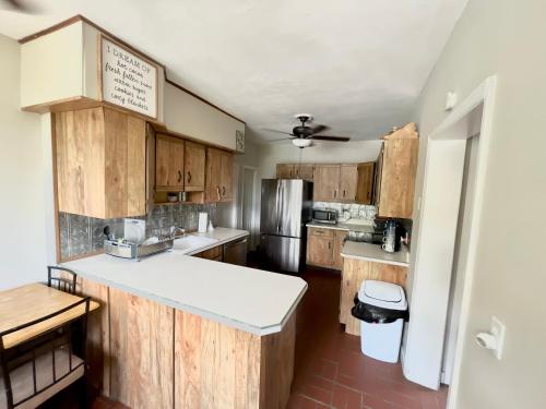 Rustic Colonial Home with Private Rooms tesisinde mutfak veya mini mutfak