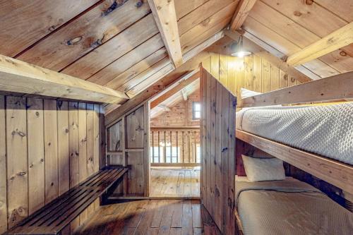 una camera con letto a castello in una cabina di legno di Modern Log Chalet - Upper Level a Montgomery