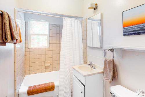 Koupelna v ubytování 3009 Ocean St Main Beautiful Oceanfront Condo w/Private Balcony, Free WiFi