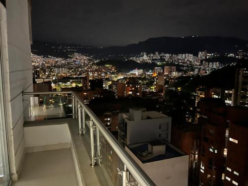 - Balcón con vistas a la ciudad por la noche en medellin - conquistadores 17, en Medellín