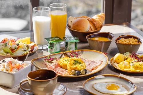 einen Tisch mit Frühstücksteller und Tassen Kaffee in der Unterkunft Kensington Resort Seorak Valley in Sokcho