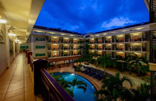 una vista cubierta de un hotel con piscina en Angkor Holiday Hotel, en Siem Reap