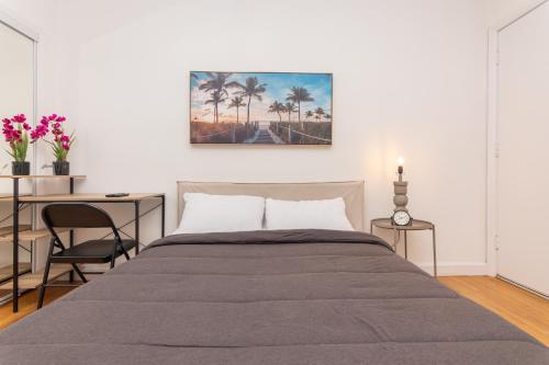 a bedroom with a bed and a desk with a chair at Fort Lauderdale Studio - 5 minutes Las Olas Beach in Fort Lauderdale