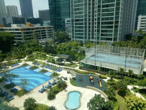 eine Luftansicht eines Resorts mit Pool in der Unterkunft 2BR for Business Traveller at Sky Garden in Jakarta