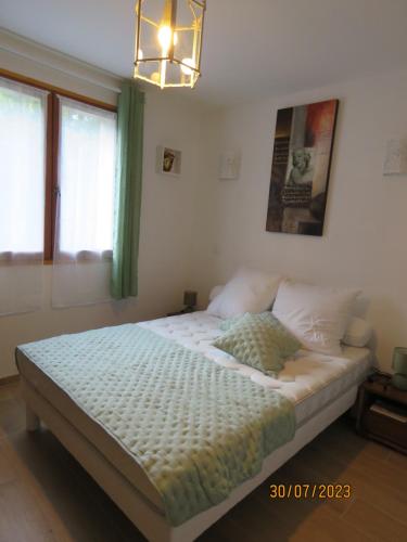 sypialnia z dużym łóżkiem w pokoju w obiekcie l'altore di savaghju w mieście Vivario