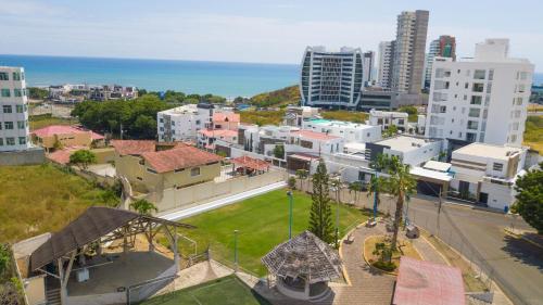 an aerial view of a city with buildings and the ocean at Exclusivo y amplio departamento 3 bedroom in Manta