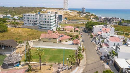 an aerial view of a city with buildings and the ocean at Exclusivo y amplio departamento 3 bedroom in Manta