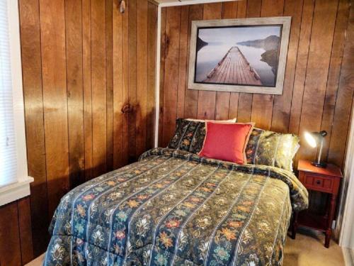Postel nebo postele na pokoji v ubytování #10-Amazing Three Bedroom Lake House-Pet Friendly
