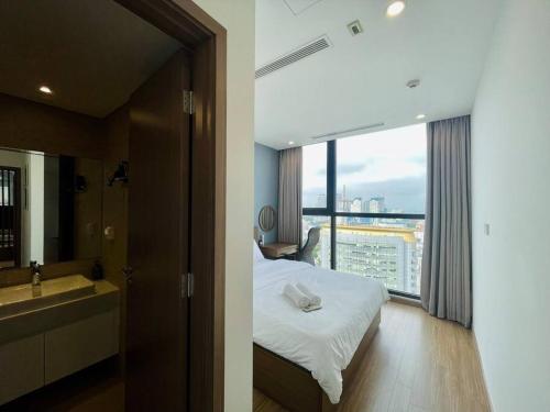 1 dormitorio con 1 cama y baño con ventana en VNRooms - 2BR Vinhomes Skylake near Shopping Mall, en Hanói