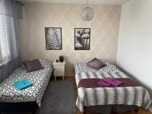 2 Betten nebeneinander in einem Zimmer in der Unterkunft Luxury 2-3BR Tornio city Apparment in Tornio
