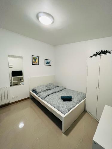 um quarto com uma cama com uma almofada azul em Gagny super studio très calme em Gagny