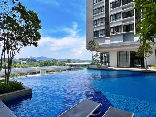 una piscina frente a un edificio en Comfy & Cozy D'Sara Sentral @ Direct Linked MRT, Near Thomson & Sungai Buloh Hospital, en Sungai Buloh
