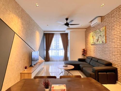 sala de estar con sofá y pared de ladrillo en Comfy & Cozy D'Sara Sentral @ Direct Linked MRT, Near Thomson & Sungai Buloh Hospital, en Sungai Buloh