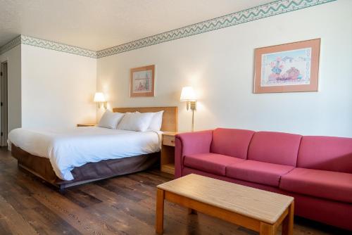 Habitación de hotel con cama y sofá en Motel Torrey en Torrey