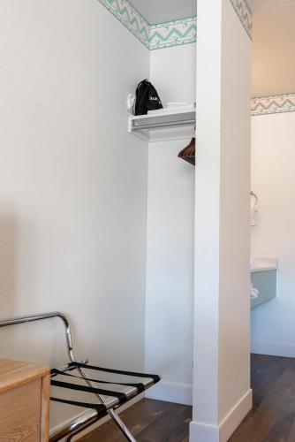 a room with a bed and a wall with a column at Motel Torrey in Torrey