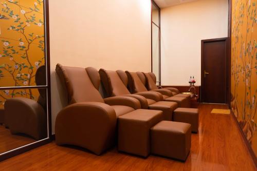 a row of leather chairs in a waiting room at ST Vegas Hotel in Ban Nong-Heo