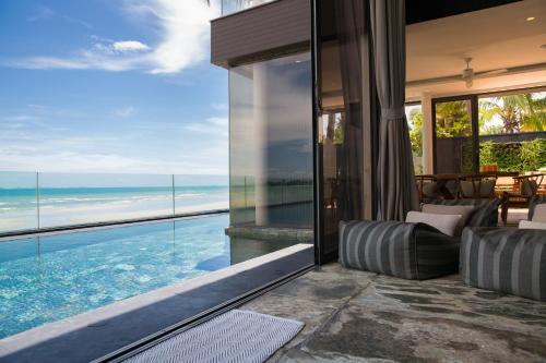 Πισίνα στο ή κοντά στο Villa U - 3BR Beachfront Haven
