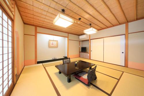 an empty room with a table in a room at 日長庵 桂月 in Hirugami