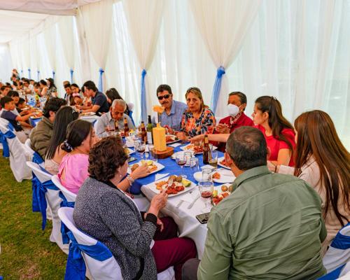 柯塔卡奇的住宿－Finca San Alejandro，一群坐在餐桌上吃食物的人