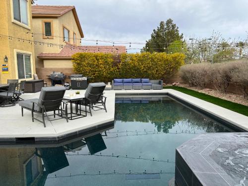 Radiant Retreat - Spotless Home with Warm Jacuzzi Escape