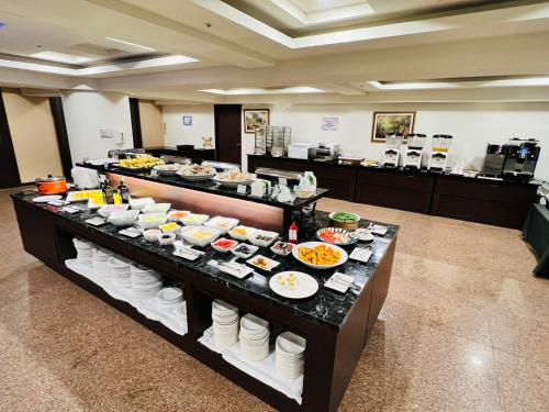 una línea de buffet con comida en una habitación en YUAI FU HAO Hotel en Taichung