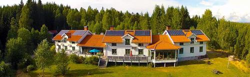 een luchtzicht op een groot huis met zonnepanelen erop bij Tingvall B&B Eco-Lodge in Bullaren