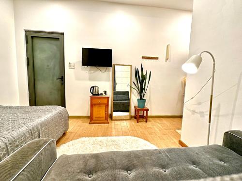 TV a/nebo společenská místnost v ubytování Silence House Dalat ATP