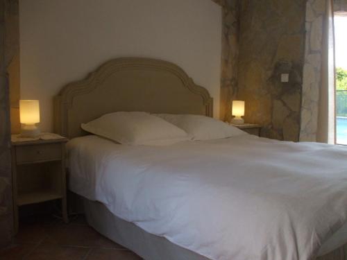 カーニュ・シュル・メールにあるVilla Cezanneのベッドルーム1室(白いベッド1台、テーブルにランプ2つ付)