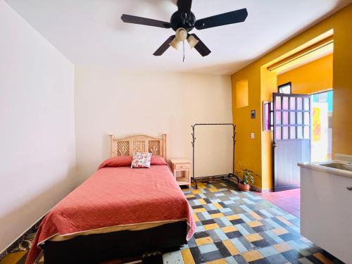 1 dormitorio con 1 cama y ventilador de techo en Casa Alcalde Alojamiento centro Guadalajara en Guadalajara
