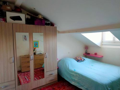 Un dormitorio con una cama y una cómoda. en Charmant 2 pièces Clichy Levallois, en Clichy
