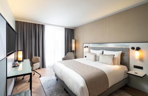 Tempat tidur dalam kamar di Leonardo Royal Hotel Cologne Bonn Airport