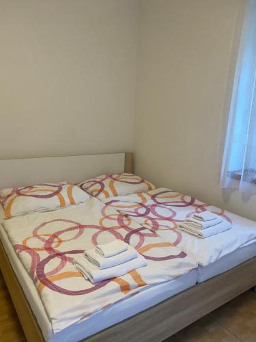 Postel nebo postele na pokoji v ubytování Hřensko 27 Apartmány