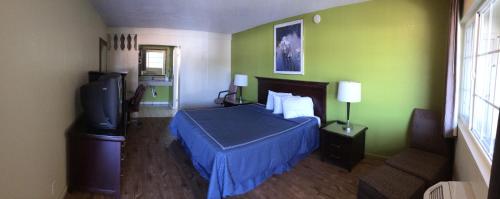 Кровать или кровати в номере Discovery Inn