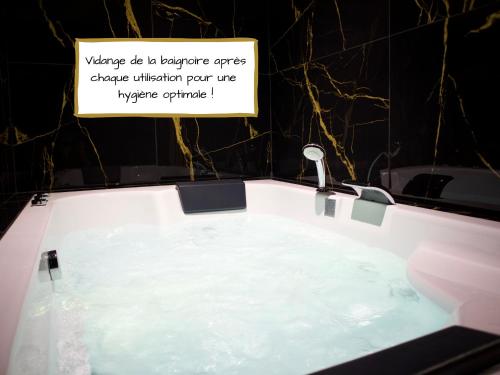サントメールにあるSéjour détente à Saint-Omer - jacuzzi privé, terrasse, centre-ville et parking gratuitのギャラリーの写真