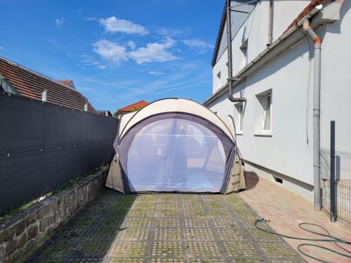 a tent sitting on the side of a building at Apartamenty Promyk Wisełka in Wisełka
