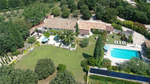an overhead view of a large estate with a swimming pool at Les Jardins de Sitaara in Cucuron