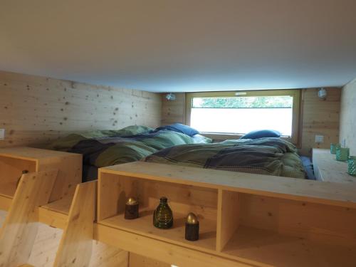 Habitación con 2 camas y ventana en Tiny House am idyllischen Schlüchttal Naturcampingplatz en Waldshut-Tiengen