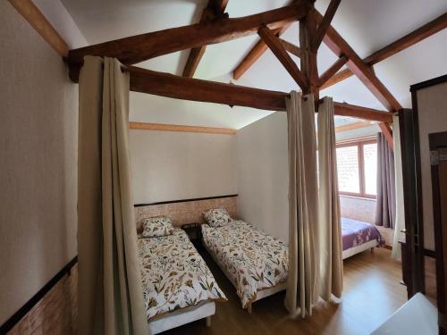 1 dormitorio con 2 camas y ventana en Maison 4 couchages, en Ore