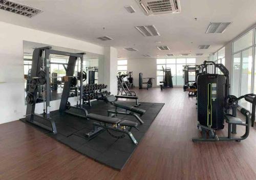 un gimnasio con cintas de correr y máquinas en una habitación en TT3 Soho@Tabuan Tranquility near Unimas,Tunku Putra, en Kuching